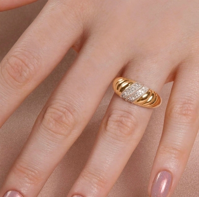 แพลตินาม Plating Round Brilliant Cut Diamond Dome Ring สําหรับผู้หญิง พระเครื่องยอดเยี่ยม OEM / ODM