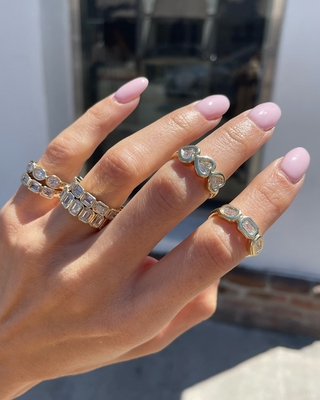 แหวนทองเหลืองทองเหลืองทองเหลืองสามเสื้อ ทําด้วยมือ มีหิน Zircon AAA และ 14K Gold Bezel