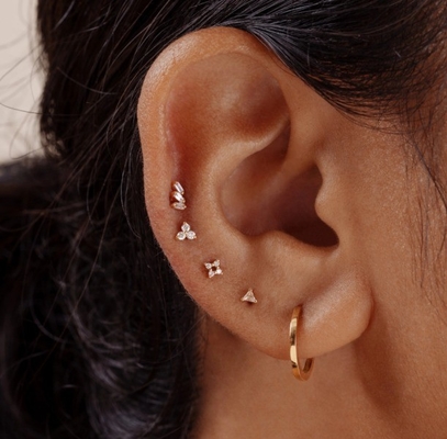 หูหูเงินสเตอร์ลิ่ง 925 สีขาวสามเหลี่ยม Zircon Threaded หลังเรียบ