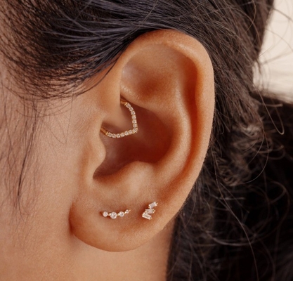 หูหูเงินสเตอร์ลิ่ง 925 สีขาวสามเหลี่ยม Zircon Threaded หลังเรียบ
