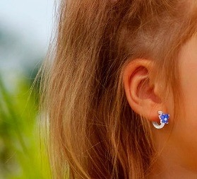 Sapphire Cubic เซอร์คอน Butterfly Huggies หูหูสําหรับโอกาสของขวัญ
