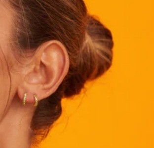 18K ทองทองทองทองทองทองทองทองทองทองทองทองทองทอง Emerald CZ Huggie Earrings For Girls พระเครื่องประดับประจําวัน