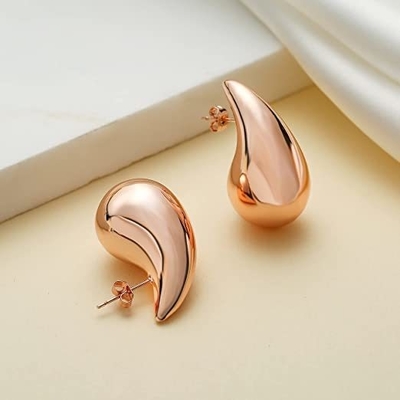 โลโก้ที่กําหนดเอง 18K ทองคํา Plated Teardrop Hollow Stud หูข้อมือสําหรับเด็กผู้หญิง งานประดับ