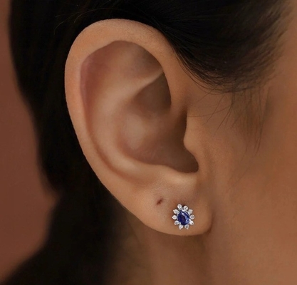 เพียงแค่ 18K ทอง Plated Pear Sapphire และสีขาว Cubic Zircon หูฟังสําหรับการหมั้น