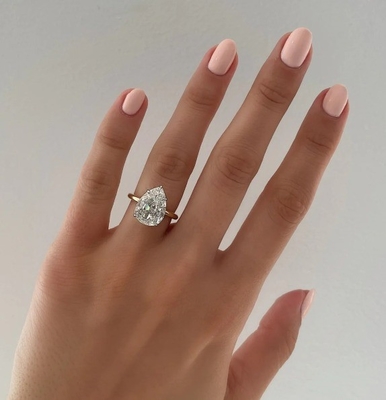 ฐานสีขาวลูกกลอง Zircon Pear Cut Solitaire 925 สตอร์ลิงเงินแหวนแต่งงาน