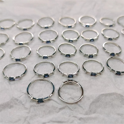 เครื่องประดับชั้นดี แหวนเพชรสามหินที่กําหนดเองสําหรับผู้หญิงใน 14K 18K ทองคํา