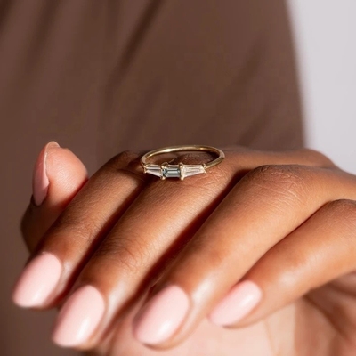 เครื่องประดับชั้นดี แหวนเพชรสามหินที่กําหนดเองสําหรับผู้หญิงใน 14K 18K ทองคํา