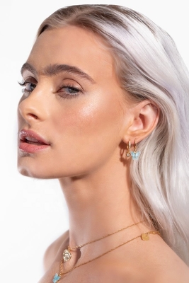 หัวใจแดงเกิ้ลสีทอง CZ Huggie Earrings เพิ่มความสวยงามให้กับลุคของคุณ