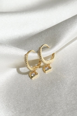 หัวใจแดงเกิ้ลสีทอง CZ Huggie Earrings เพิ่มความสวยงามให้กับลุคของคุณ