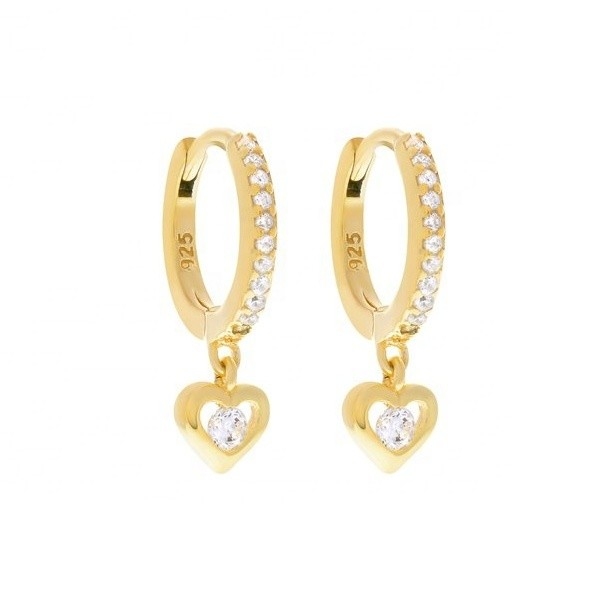 หัวใจแดงเกิ้ลสีทอง CZ Huggie Earrings เพิ่มความสวยงามให้กับลุคของคุณ