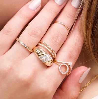 แพลตินาม Plating Round Brilliant Cut Diamond Dome Ring สําหรับผู้หญิง พระเครื่องยอดเยี่ยม OEM / ODM