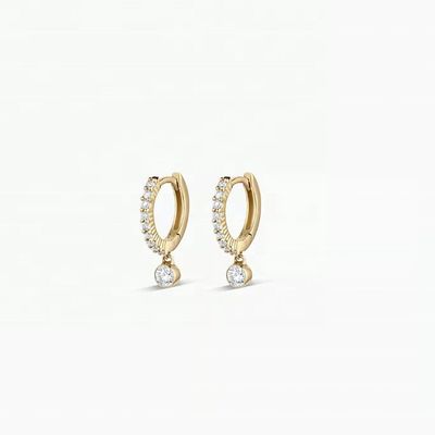 ผ้าห่มทอง 14K ทองเหลือง Zircon Drop Pave Huggie หูข้อมือ 9.5 มิลลิเมตร กว้างโปรไฟล์และ 12 มิลลิเมตร