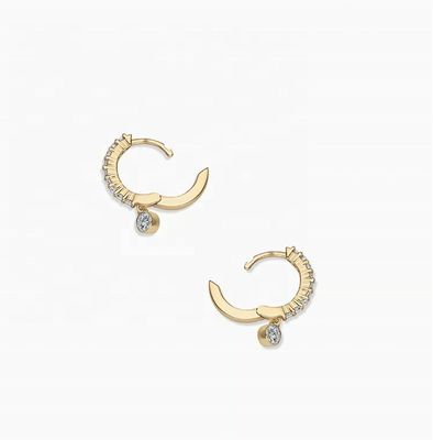 ผ้าห่มทอง 14K ทองเหลือง Zircon Drop Pave Huggie หูข้อมือ 9.5 มิลลิเมตร กว้างโปรไฟล์และ 12 มิลลิเมตร