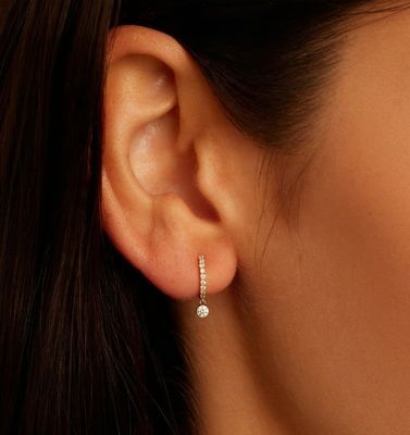 ผ้าห่มทอง 14K ทองเหลือง Zircon Drop Pave Huggie หูข้อมือ 9.5 มิลลิเมตร กว้างโปรไฟล์และ 12 มิลลิเมตร