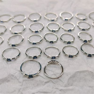 เครื่องประดับชั้นดี แหวนเพชรสามหินที่กําหนดเองสําหรับผู้หญิงใน 14K 18K ทองคํา