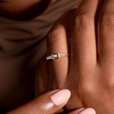 เครื่องประดับชั้นดี แหวนเพชรสามหินที่กําหนดเองสําหรับผู้หญิงใน 14K 18K ทองคํา