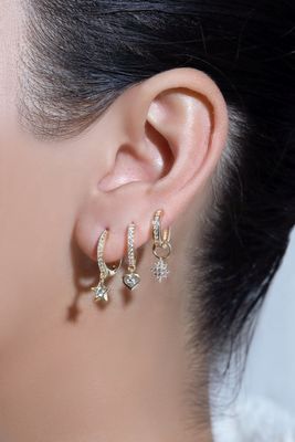 หัวใจแดงเกิ้ลสีทอง CZ Huggie Earrings เพิ่มความสวยงามให้กับลุคของคุณ