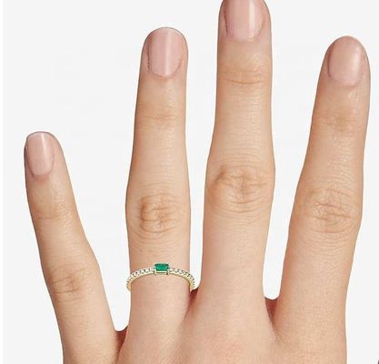 เครื่องประดับอร่อย แหวนเงินสเตอร์ลิ่ง 925 มีหินสีเขียวหรือสีขาว และทอง 18K