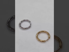 เพียงแค่สีชมพูทองคํา 8 มิลลิเมตร Hinged Huggie สั้น Hoop หูข้อมือเหล็กไร้ขัดสําหรับการปริญญา